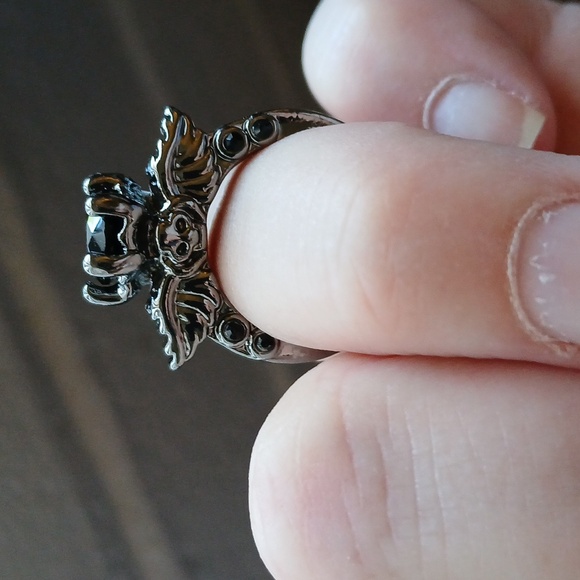 *SALE* New Classic Winged Skull Black Sapphire Solitaire Gold Ring. - Picture 5 of 5